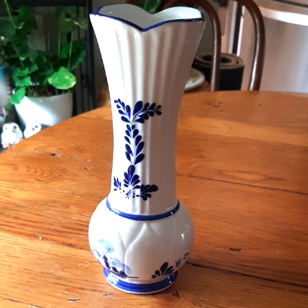 Baum Brothers Blue Delph Vase